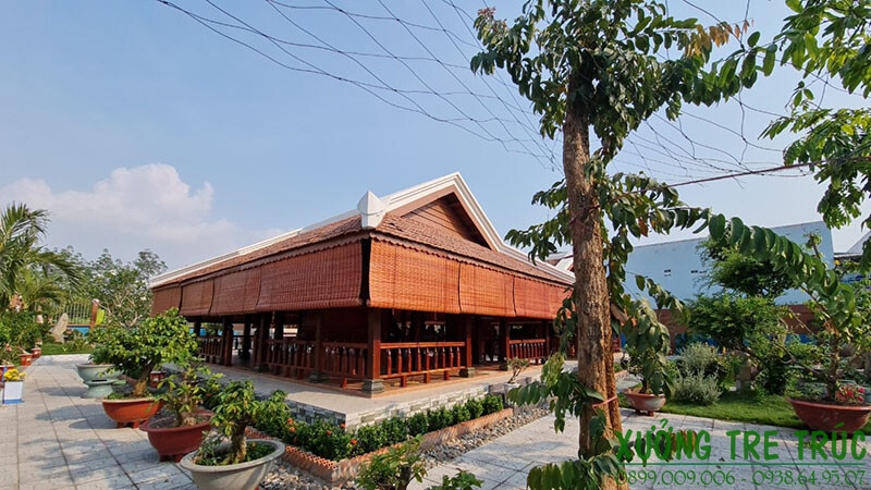 Mành tre trúc nhà gỗ khi được cuộn lên 1/2 giúp lấy sáng, hạn chế nắng