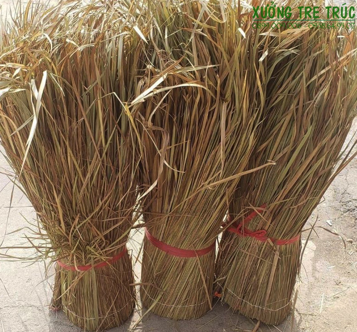 Cây cỏ tranh sau khi được phơi khô sẽ được bện thành từng bó lớn