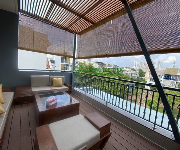 Mành Tre Che Nắng Ban Công 1 Sân thượng đã được trang trí với các loại cây xanh, cây cỏ và hoa lá để tạo sự tương phản với mành tre màu xanh